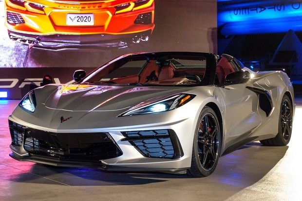 Novo Corvette conversível - tem inspiração em caças e capota rígida.