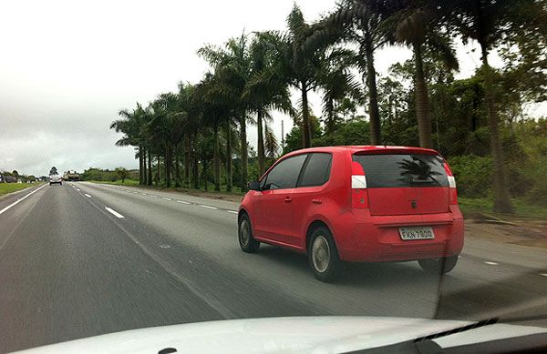 Volkswagen up! a caminho - Novidade dever ser carro mais acessvel da marca no Brasil