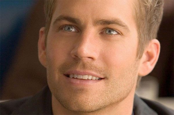 Paul Walker morre em acidente de carro - Ator de Velozes e Furiosos bateu contra um poste