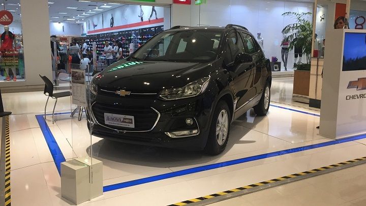 Novo Chevrolet Tracker LT 2017 - é exposto em shopping de São Paulo.