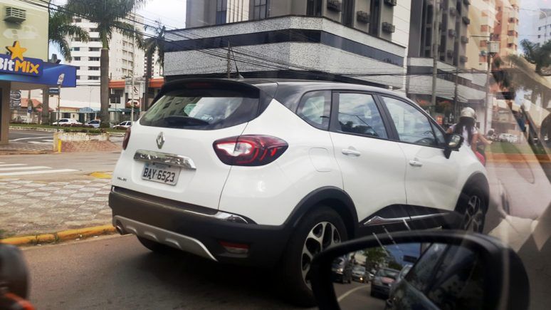 Flagra - Renault Captur - já roda emplacado em Santa Catarina.