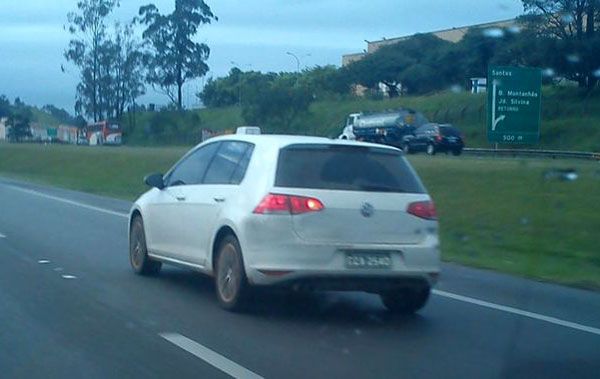 Exclusivo: Volkswagen Golf VII - Carro é flagrado rodando em testes no Brasil