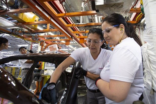 Operadora de Fbrica por um dia: - Conhea os desafios do trabalho em uma linha de montagem de carros.