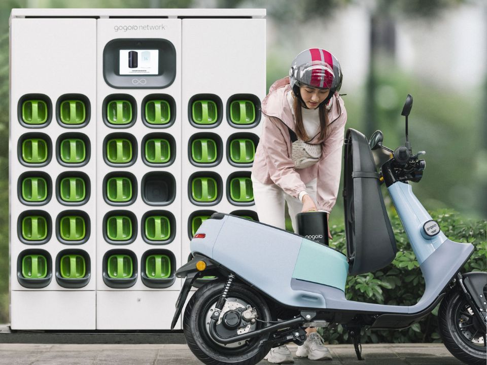 Hero e Gogoro lançam - rede de troca de baterias para scooters elétricas.