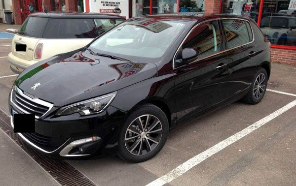 Novo Peugeot 308 aparece na Frana - Carro  flagrado totalmente sem camuflagem