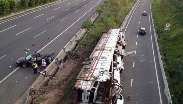 Desperdcio milionrio na China - Caminho-cegonha tomba e modelos de luxo so destrudos