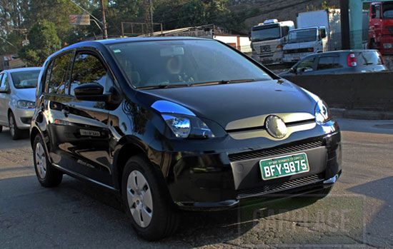 Volkswagen Up!  flagrado por reprter - Veja em detalhes o compacto que chega em outubro