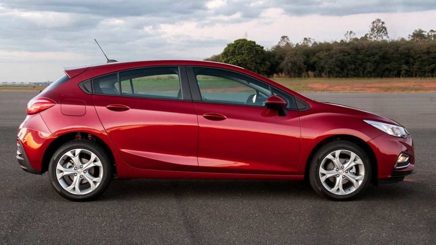 Hatches mdios em junho - Cruze Sport6 lidera pelo 5 ms seguido.