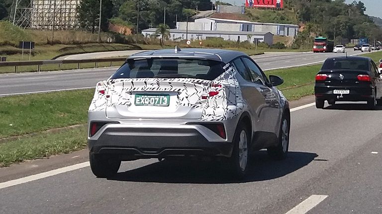 Flagra - Toyota C-HR - roda em testes no Brasil.