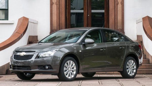 Chevrolet Cruze ganha MyLink - Verses hatch e sed passam a contar com tela multimdia